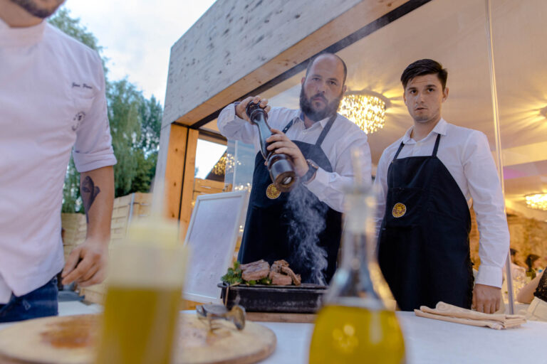 Catering Javornik pripravlja meso na žaru